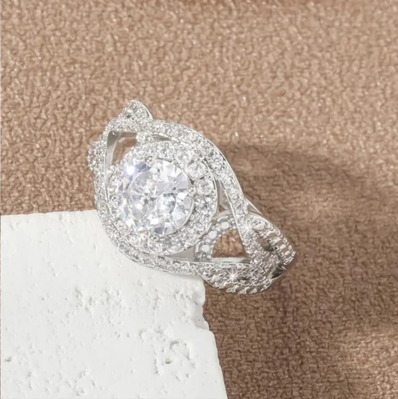 🤍🤍NEW🤍🤍BREATHTAKING!! WOW FACTOR!! CZ Silver Plated Ring🤍🤍 - Picture 4 of 16